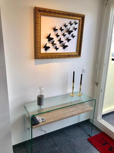 une table en verre avec une photo de chauve-souris sur la paroi dans l'établissement CAP D' AGDE NATURISTE Port Nature, au Cap d'Agde