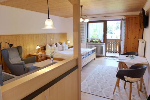 une chambre d'hôtel avec un lit et un salon dans l'établissement Gästehaus Philipp, à Mehlmeisel