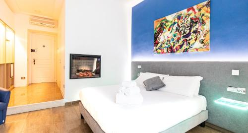 Sanfelice 33 Luxury Suites في نابولي: غرفة نوم بسرير ابيض ولوحة على الحائط