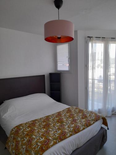 Un dormitorio con una cama y una ventana grande. en Vanina Park, en Corte
