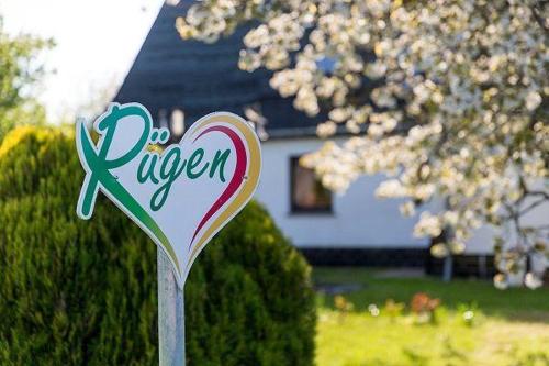 a sign that says frozen in front of a house at RügenHerz Strandliebe in Parchtitz