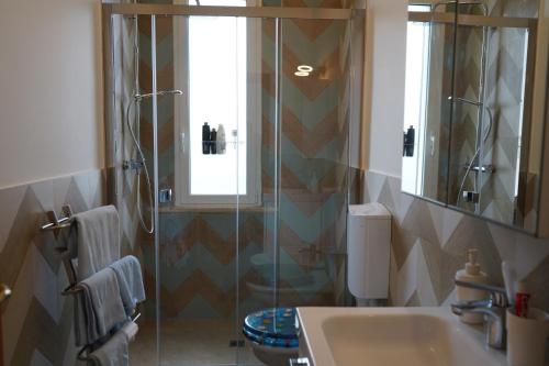 bagno con doccia e lavandino di Hotel San Salvador a Bellaria-Igea Marina