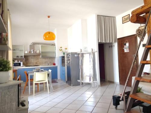 Virtuvė arba virtuvėlė apgyvendinimo įstaigoje Delizioso appartamento vicino al centro