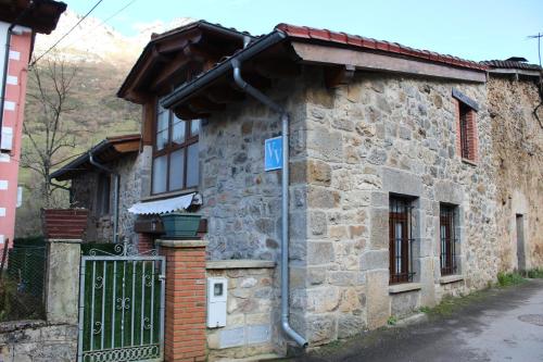 Vivienda Vacacional La Casina de Tina - Casas de los Picos ...