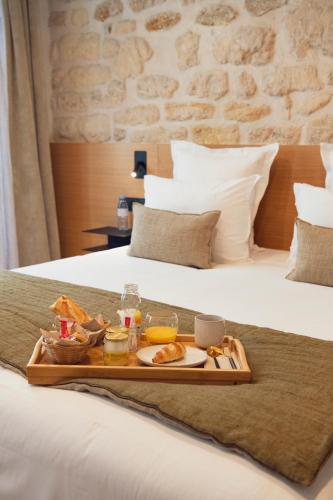 - un plateau de nourriture au-dessus du lit dans l'établissement Tinah Paris, Champs Elysées, à Paris