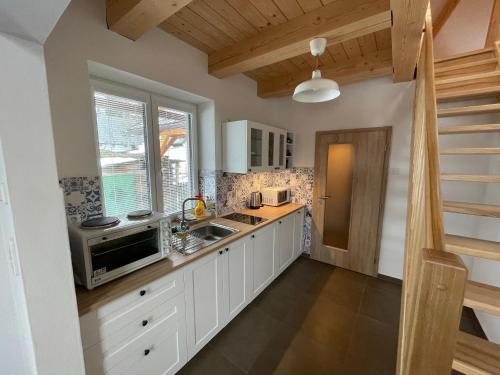 Una cocina o zona de cocina en Chalupa U Šlechtů