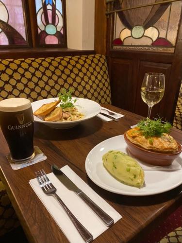 Comida en o cerca de este hotel