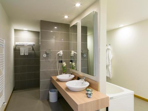 A bathroom at Esperia Palace Hotel & Resort Spa