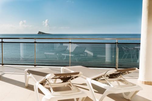 ベニドルムにあるHotel Marconiの海の景色を望むバルコニー(椅子2脚付)
