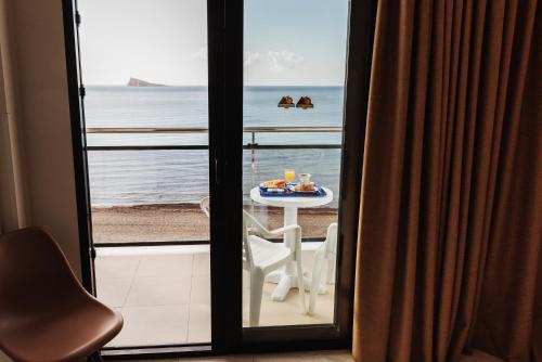 una vista de la playa desde una habitación con ventana en Hotel Marconi, en Benidorm