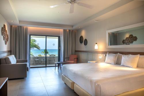 Tempat tidur dalam kamar di Bahia Principe Grand Tulum - All Inclusive