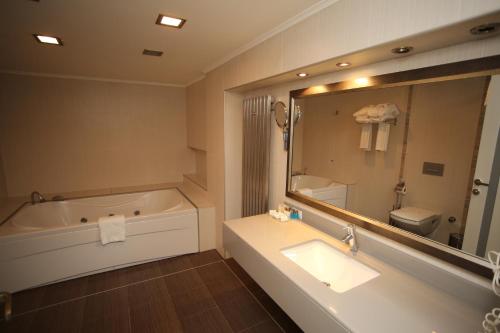Koupelna v ubytování Grand Nora Hotel