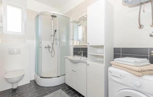 ein weißes Badezimmer mit Dusche und Waschbecken in der Unterkunft Apartment Panorama in Jadranovo