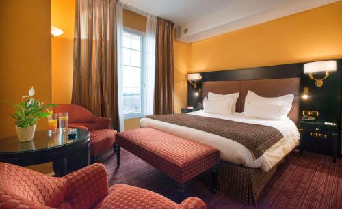 Ένα ή περισσότερα κρεβάτια σε δωμάτιο στο Hotel De La Matelote