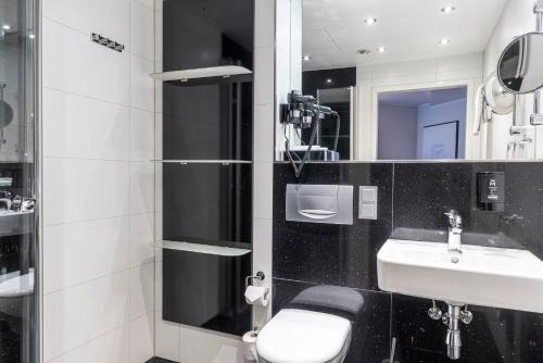 Ein Badezimmer in der Unterkunft Mauritius Hotel & Therme