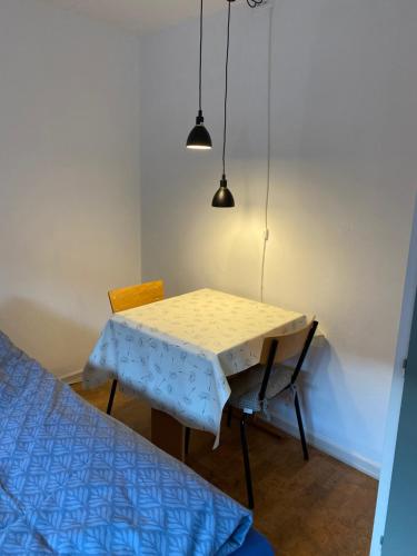 a table and a chair in a room at Fasanvej 3 Lille værelse in Middelfart