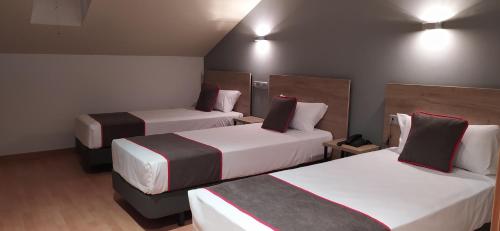 una habitación de hotel con 2 camas en una habitación en Hospedium Hotel Vittoria Colonna, en Medina de Ríoseco