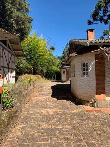 a cobblestone street next to a brick building at Chalé Terrazza in Campos do Jordão