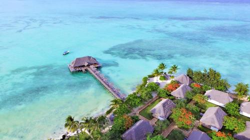 una vista aérea de un complejo en la playa en Reef & Beach Resort - Spa Jambiani en Jambiani