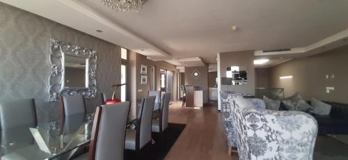 Χώρος καθιστικού στο The Residences at Crystal Towers
