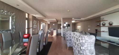 Μια τηλεόραση ή/και κέντρο ψυχαγωγίας στο The Residences at Crystal Towers