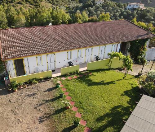 - une vue aérienne sur une maison avec une cour dans l'établissement Il Girasole Alloggio, à Fluminimaggiore