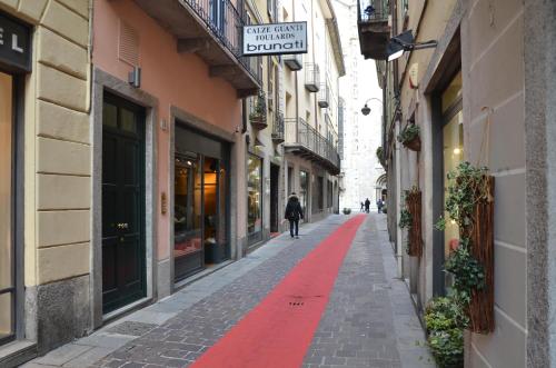 an empty street with a red carpet on the sidewalk at Il Vicolo in Como