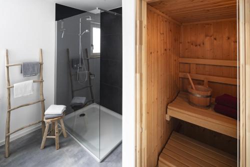 two images of a bathroom with a shower and a toilet at Claes Weinquartier - Weingut Claes Schmitt Erben in Trittenheim