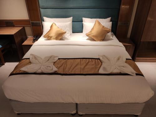 Cama o camas de una habitación en STAYMAKER Apex Hotel