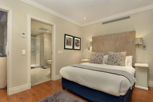 Кровать или кровати в номере Cape Royale Luxury Apartments by Stay In Luxury