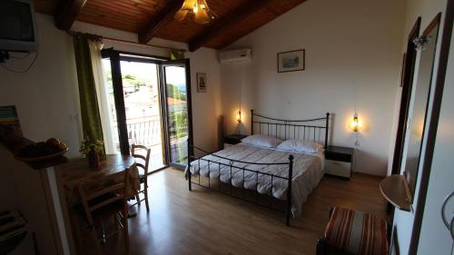 una camera da letto con un letto e una porta scorrevole in vetro di Apartments and Rooms Jelka a Malinska