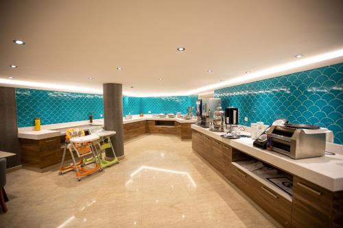 伊斯坦布尔Sogut Hotel Old City的墙上铺有蓝色瓷砖的大厨房