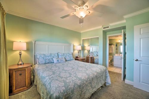 Voodi või voodid majutusasutuse Spectacular Oceanfront Emerald Beach Resort Condo toas