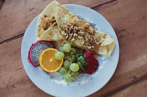 a blue plate with food on a wooden table at Auberge Carpe Diem in Baie-Saint-Paul
