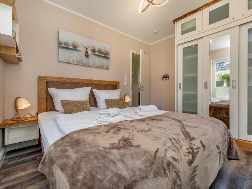 ein Schlafzimmer mit einem großen Bett in einem Zimmer in der Unterkunft Haus Ostseewind - Strandwiese Zingst Suite Windböe - Ferienanlage Strandwiese in Zingst