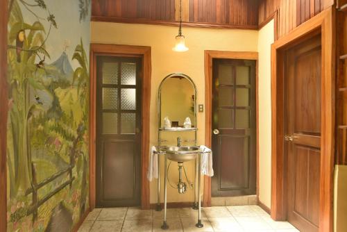 y baño con lavabo y espejo. en Casa Mirador Private and Cozy house Walking distance from Restaurants and Attractions, en El Castillo de la Fortuna