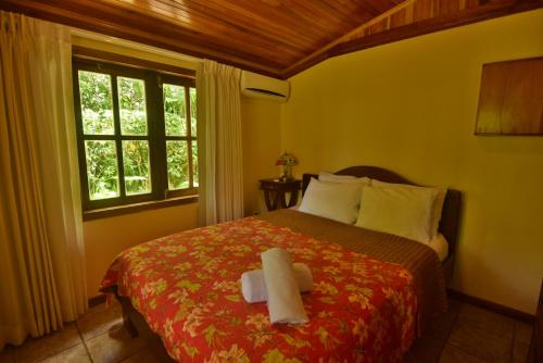 Kama o mga kama sa kuwarto sa Casa Mirador Private and Cozy house Walking distance from Restaurants and Attractions