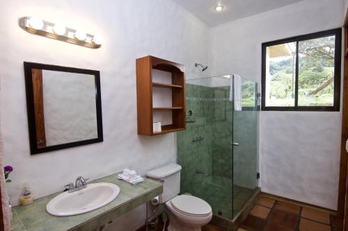Koupelna v ubytování Serenity House Panoramic Views And Swimming Pool,