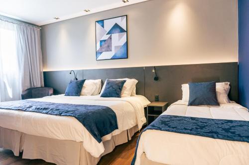 Postel nebo postele na pokoji v ubytování Mayná Hotel Prudentópolis Centro