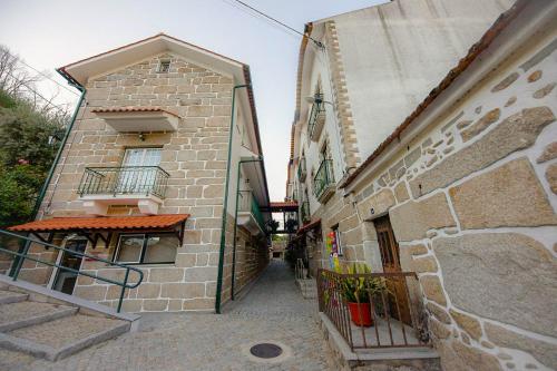 an alleyway between two buildings in a city at Beira Dão - Turismo Rural in Tondela