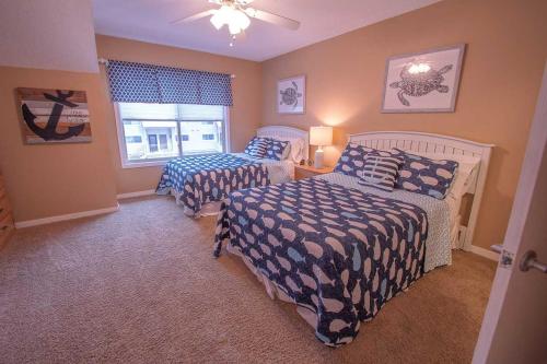 Ένα ή περισσότερα κρεβάτια σε δωμάτιο στο Walk to Hilton Head Island Beach Villa with Balcony