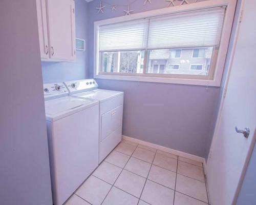 Η κουζίνα ή μικρή κουζίνα στο Walk to Hilton Head Island Beach Villa with Balcony