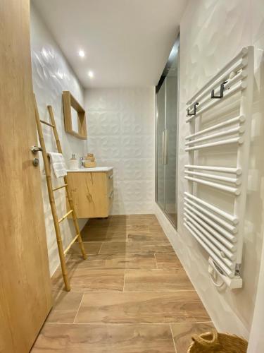 une salle de bain avec une douche à l'italienne et un lavabo dans l'établissement Le rue Longue, à Menton