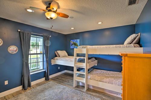 Voodi või voodid majutusasutuse Waterfront Lake Placid Home with Dock and Fire Pit toas