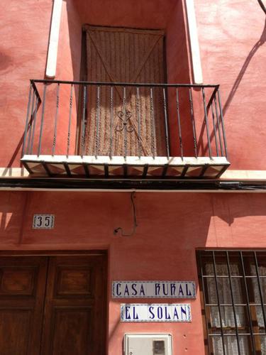 - un balcon sur le côté du bâtiment dans l'établissement Casa Rural El Solan, à Blanca
