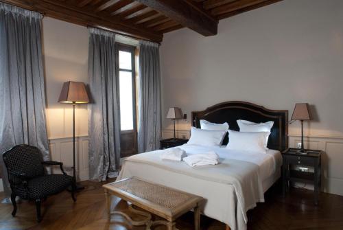 - une chambre dotée d'un grand lit avec des draps et des oreillers blancs dans l'établissement La Cour Berbisey - Teritoria, à Dijon