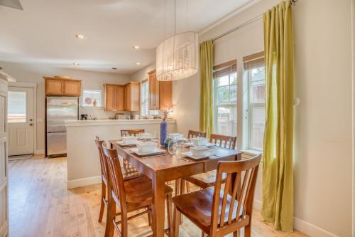 a kitchen and dining room with a wooden table and chairs at Georgia Peach - Meredith Lodging in Bend
