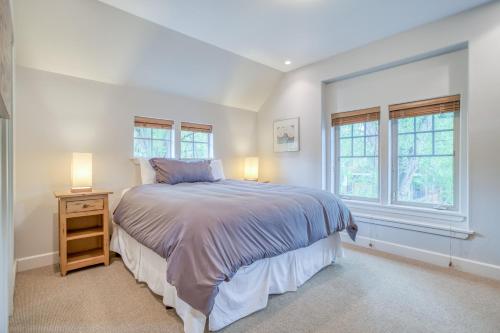 Un dormitorio con una cama y dos ventanas. en Georgia Peach - Meredith Lodging, en Bend