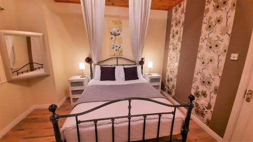 Ένα ή περισσότερα κρεβάτια σε δωμάτιο στο Clifden Wildflower Cottage - Clifden Countryside Lettings