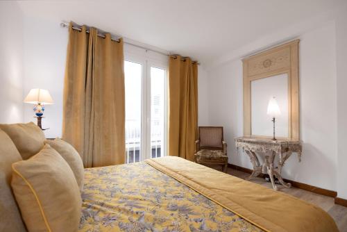 Ένα ή περισσότερα κρεβάτια σε δωμάτιο στο Le Balcon du Pêcheur